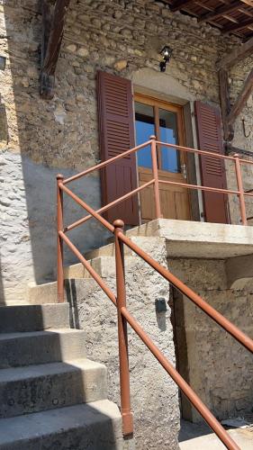 的住宿－L'EMERAUDE，楼前有门的楼梯