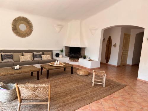 un salon avec un canapé et une cheminée dans l'établissement Maison Pinarellu plage à pieds, à Zonza