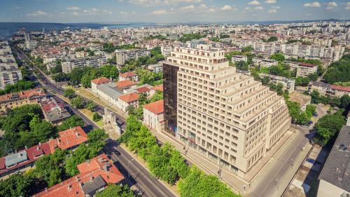 una vista aérea de un gran edificio blanco en una ciudad en Студио Тони 2 en Varna