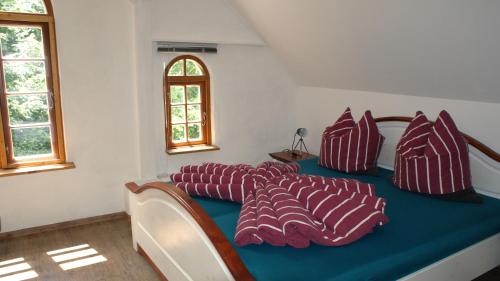 a bed with four pillows on it in a room at Ferienwohnung Fuchsberge in Letschin