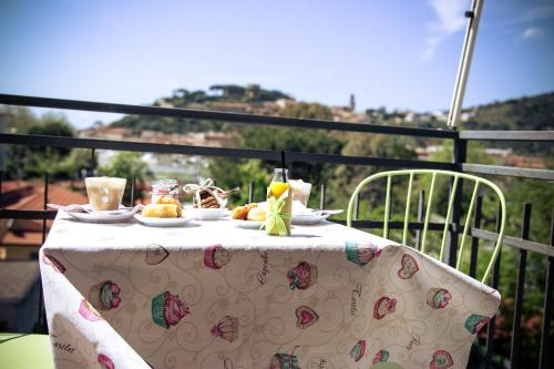 a table with food and drinks on a balcony at Hotel Kinda in Castiglione della Pescaia