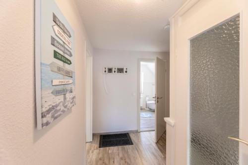 einen Flur mit Tür zum Bad in der Unterkunft Haus Hamburg Wohnung 2 in Hohwacht