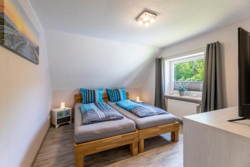 ein Schlafzimmer mit einem Sofa und einem Fenster in der Unterkunft Haus Hamburg Wohnung 2 in Hohwacht