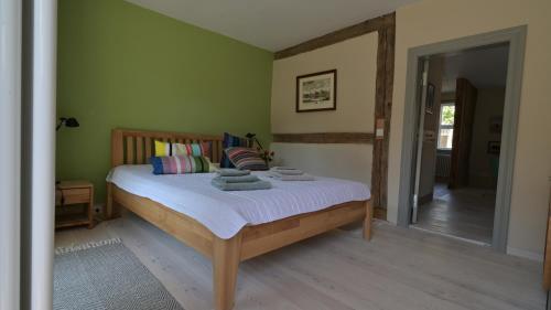 a bedroom with a bed in a room with green walls at Ferienwohnung Rheinsberg Altstadt in Rheinsberg