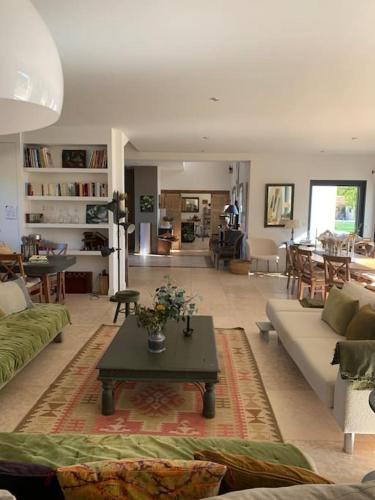 Contemporary house 5mn away from Aix in the countryside