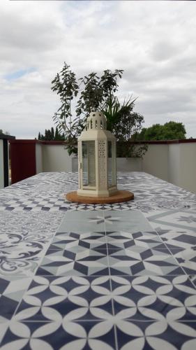 un monument posé sur un sol carrelé dans l'établissement Superbe T3 récent 67 m2, gde terrasse, 3km plage, vue Canigou, parking et box privatif, à Saint-Cyprien