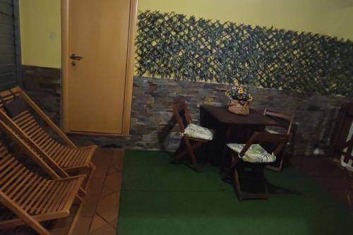 AviáにあるEl Niuet de Cal Cacuet, la teva escapada rural.のテーブルと椅子が備わる壁の客室です。