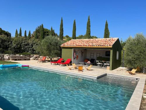 une maison avec une piscine dans une cour dans l'établissement Contemporary house 5mn away from Aix in the countryside, à Aix-en-Provence