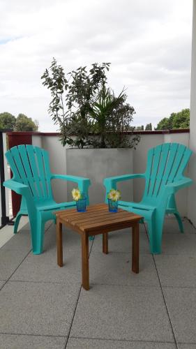 2 chaises bleues, une table et 2 chaises dans l'établissement Superbe T3 récent 67 m2, gde terrasse, 3km plage, vue Canigou, parking et box privatif, à Saint-Cyprien