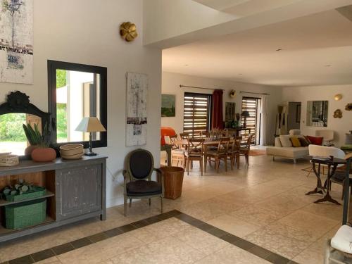 Contemporary house 5mn away from Aix in the countryside