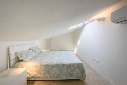 - une chambre blanche avec un lit et une télévision dans l'établissement Your Loft in Florence, à Florence