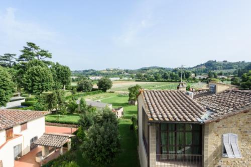 - une vue aérienne sur une maison avec une cour dans l'établissement Your Loft in Florence, à Florence