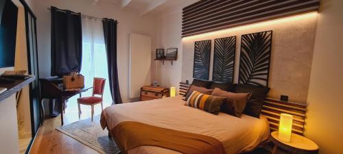 1 dormitorio con cama, escritorio y ventana en Casa Vigna en Anse