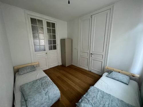 una stanza vuota con due letti in una stanza di Bkenkember Apart ad Anversa