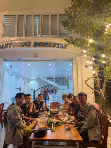 Clientes alojados en Cat Ba Santorini Homestay