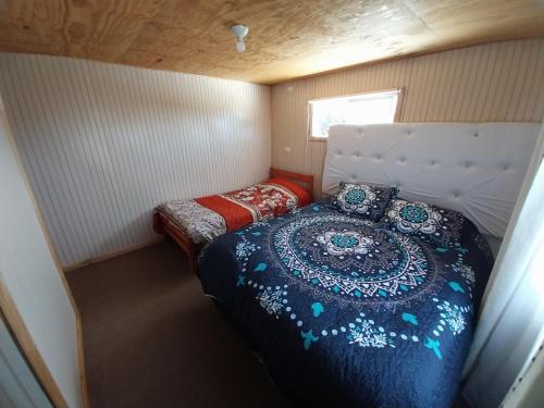 1 dormitorio pequeño con 1 cama en un remolque en Camino a Putemun s/n, en Punahuel