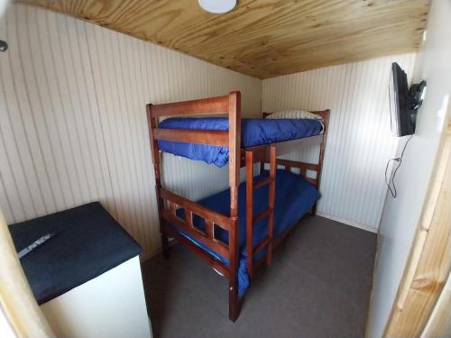 PunahuelにあるCamino a Putemun s/nの小さなお部屋で、二段ベッド2組が備わります。