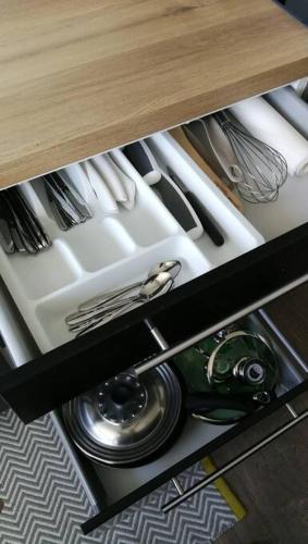 un évier de cuisine avec des ustensiles dessus dans l'établissement 555 Appartement calme et climatisé au cœur du village, à Brazey-en-Plaine