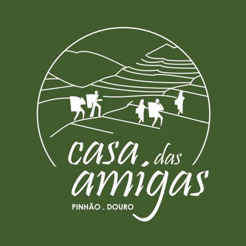 un póster de un grupo de personas caminando por una montaña en Casa das Amigas, en Pinhão