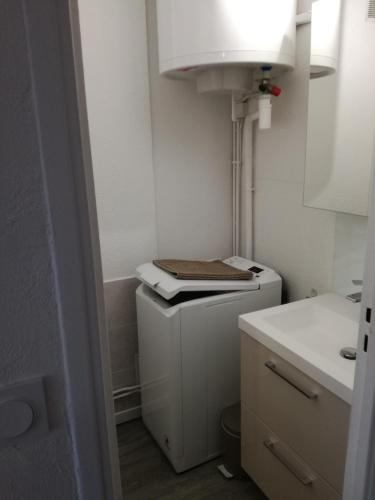 une petite cuisine avec un réfrigérateur et un évier dans l'établissement Le Provence, à Gréoux-les-Bains