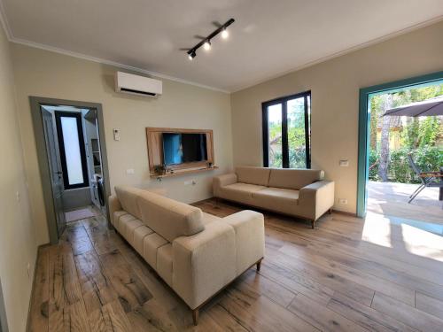 Posezení v ubytování Cozy PineTrees Beach House