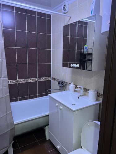 La salle de bains est pourvue d'un lavabo, d'une baignoire et de toilettes. dans l'établissement Квартира в районе набережной, à Balkhach