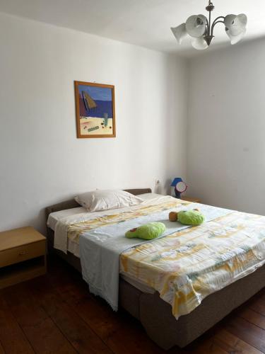 - une chambre avec un lit et 2 oreillers dans l'établissement Holiday Home Erika, à Labin