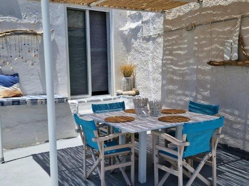 un tavolo e sedie seduti su un portico con tavolo e sedie di Ble 1BR Vacation Home with Private Terrace a Chania
