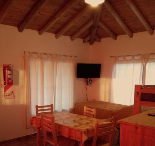TV a/nebo společenská místnost v ubytování Cabañas Vistas Andinas