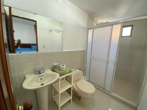 y baño con aseo, lavabo y ducha. en Apartamento Edificio Mar Adentro 15 ICDI, en Cartagena de Indias