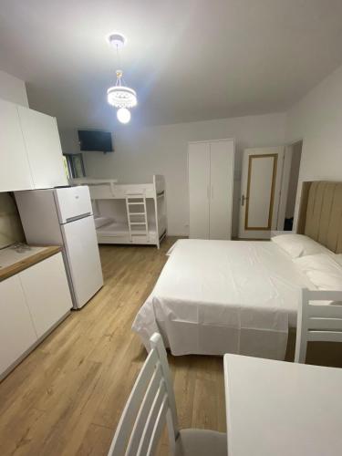 Ένα ή περισσότερα κρεβάτια σε δωμάτιο στο Borsh apartments