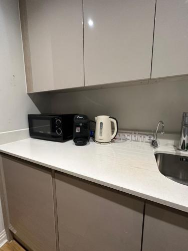 Η κουζίνα ή μικρή κουζίνα στο Uxbridge Apartment