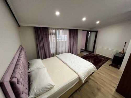 - une petite chambre avec un lit et une fenêtre dans l'établissement Amazing 1 bedroom penthouse apartment with large terrace in Sisli, à Istanbul