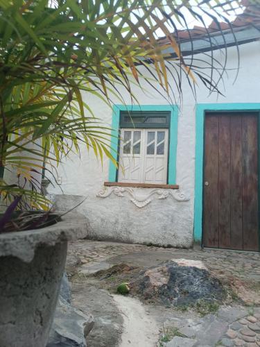 a house with a window and a door at Pousada Encontro de Rios in Lençóis