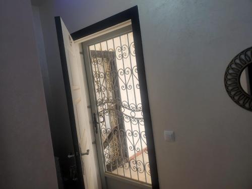 una porta con un cancello di metallo in un corridoio di Joli appartement ad Agadir