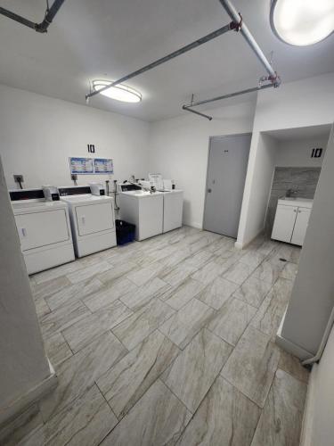 Dapur atau dapur kecil di Entire Beach Front Condo w/ pool Amazing view 4pax