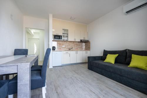 Kuchyň nebo kuchyňský kout v ubytování Apartmani Neuense