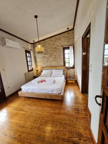Un pat sau paturi într-o cameră la Villa ChrysPa Attica
