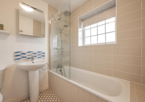 ein Bad mit einem Waschbecken, einem WC und einer Dusche in der Unterkunft Marlon House in Southwold