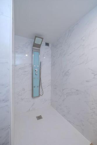 une salle de bains avec un système de contrôle wii dans un mur dans l'établissement L'Eucalyptus avec Parking & Wifi, à Quincy-Voisins