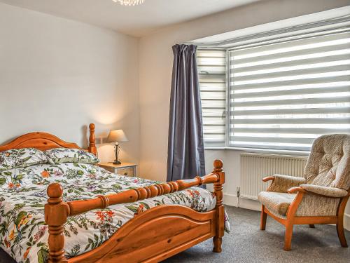 1 dormitorio con 1 cama, 1 silla y 1 ventana en Number 12, en Poole