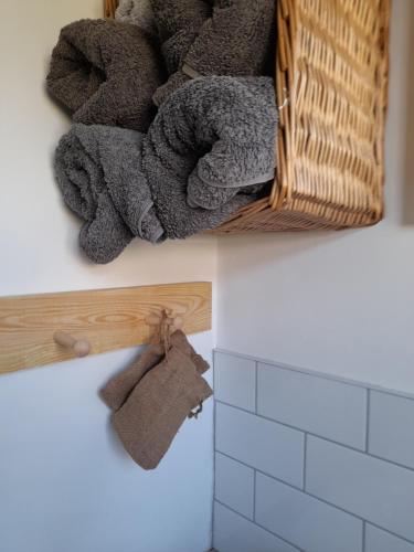 FarmboroughにあるMy Little Studioのバスルームの隣の壁にタオルのバスケットを用意しています。