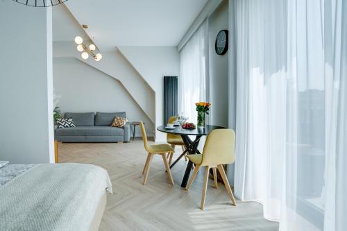 - une chambre avec une table, des chaises et un canapé dans l'établissement Apartament w sercu Wrocławia, garaż, 5min do Rynku, à Wrocław