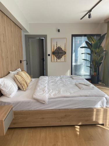 ein Schlafzimmer mit einem großen Bett mit weißer Bettwäsche in der Unterkunft Honey moon15 in Istanbul
