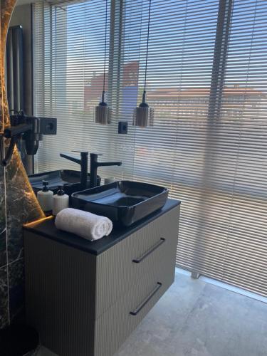 ein Bad mit einem Waschbecken und einem Spiegel in der Unterkunft Honey moon15 in Istanbul