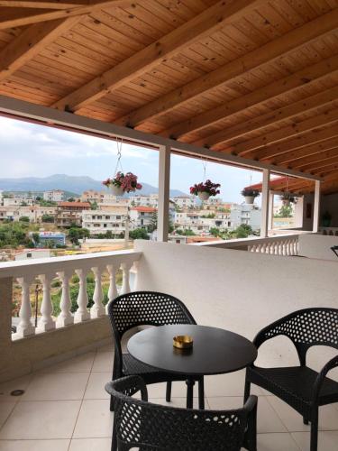 einen Tisch und Stühle auf einem Balkon mit Aussicht in der Unterkunft Villa Sarti in Ksamil