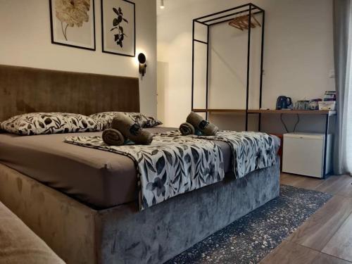 オミシュにあるOmis apartment with balcony - near beach and town centerのベッドルーム(大型ベッド1台、鏡付)