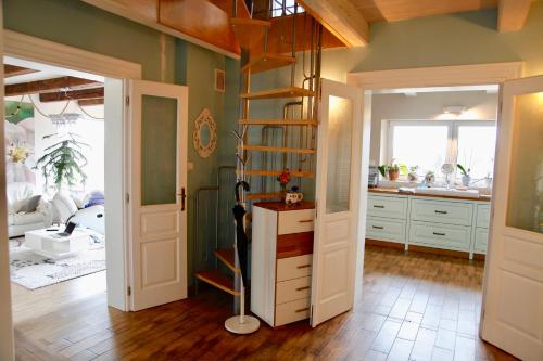 una cocina con paredes verdes y una escalera en una habitación en Komfortowy Dom w Chmurach, en Dydnia