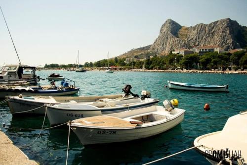 Omis apartment with balcony - near beach and town center