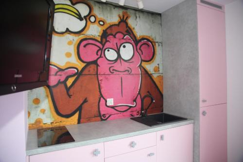 obraz małpy na ścianie w kuchni w obiekcie Domki całoroczne Morzemoze w Jastrzębiej Górze